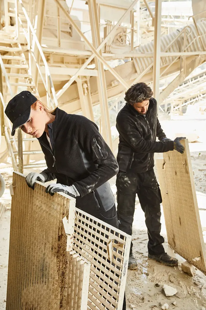 Handwerker auf der Baustelle mit Daiber JN842, Arbeits-Fleecejacke schwarz, optimale Bewegungsfreiheit